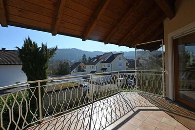 Doppelhaushälfte mit zwei Wohneinheiten, Garten und Garage
