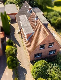 Sanierungsobjekt oder Baugrundstück? Doppelhaus mit zwei Garagen - Stockelsdorf