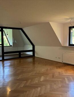 Außergewöhnliche 2-Zimmer-Dachgeschosswohnung mit geh. Innenausstattung, Loggia und Küche am LSG - Bergisch Gladbach