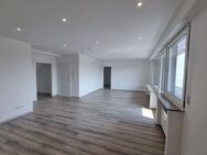 Erstbezug nach Modernisierung - 111 m2 Wohnung mit großem Balkon und privatem Parkplatz - Mönchengladbach