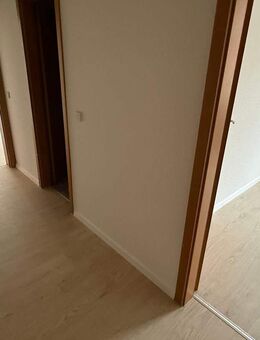 2. OG / großes Eckwohnzimmer :-) / neues Laminat / Bad mit Wanne ! - Chemnitz