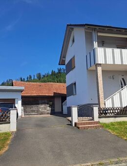 Charmantes Zweifamilienhaus mit großem Garten, in freier Natur, nahe der Universitätsstadt Kronach - Kronach