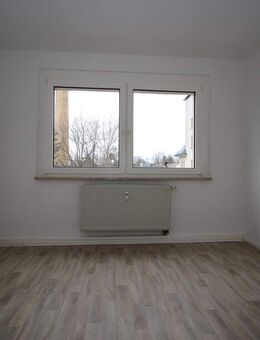 **Renovierte 3-Zimmer-Wohnung mit Balkonverglasung in ruhiger Wohnlage zu vermieten** - Rosenbach (Vogtland)