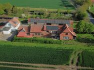 Teilsaniertes Zweifamilienhaus im Grünen - sofort verfügbar - Wohnen auf dem Land mit viel Fläche - Steyerberg