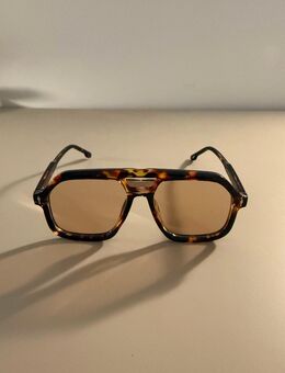 Amber Shade – Sonnenbrille mit braunen Gläsern & Musterbügel - Langenberg
