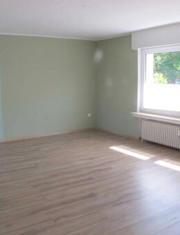 Holzen, Erdgeschoss mit Balkon & kleinem Garten. - Arnsberg
