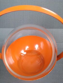 Kugelige Glasschale in orangem Metallhalter, 70er-Jahre? - Hannover