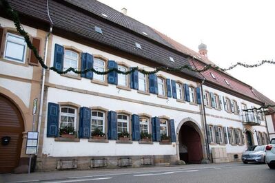 Historisches Anwesen mit stattlichem Haupthaus und diversen Nebengebäuden!