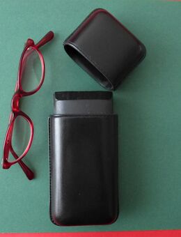 Brillenetui, SEHR stabil *NEU* Leder-Etui mit Stülp-Deckel. Stifte-Etui, Schreibgeräte Etui mit Glatt-Leder bezogen. Innen komplett Samt-gefüttert. Länge 15 cm Breite 6 cm. Sicherer Schutz auch für empfindliche Brillen & Schreibgeräte. Bruchsicher. - Bad Oeynhausen