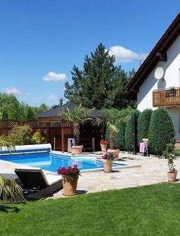 Hauptstadtmakler-Bezugsfreies Traumhaus mit Pool und Baulandreserve - Luckenwalde