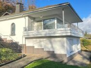 RESERVIERT**Gehobenes Wohngefühl mit fantastischer Weitsicht** Einfamilienwohnhaus mit Doppelgarage und Carport in Obermelsungen - Melsungen