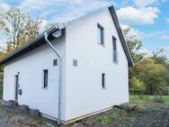 Sofort verfügbar: Neuwertiges Niedrigenergiehaus mit sonnigem Grundstück in naturnaher Lage - Arnsberg