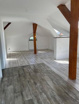 Große 4 Zimmer Wohnung mit Balkon und Gäste WC - Pößneck