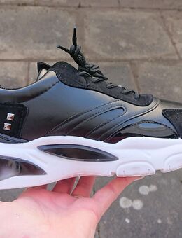 Gr. 40, Sneakers - Kunstleder schwarz - mit Lack, Stoff + Nieten - Bruchköbel