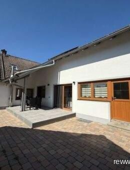 Großzügiges Einfamilienhaus mit modernisierter Ausstattung und fünf Garagen in Burgkirchen - Burgkirchen (Alz)