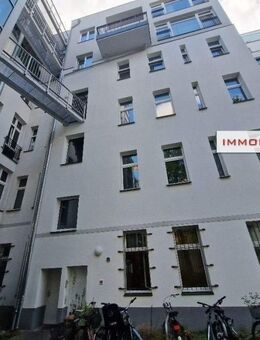 IMMOBERLIN.DE - Ersteinzug nach Sanierung: Sehr charmante Altbauwohnung mit Südbalkon & Lift nahe Media Spree - Berlin