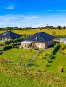 Investition oder Zuhause: vermietetes Doppelhaus aus 2016 mit 2 WE, KfW-55, 142m² Wfl. & Feldblick! - Schaalby