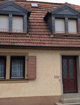 Gepflegtes Reihenmittelhaus mit rustikalem Charme und Garten in Kitzingen - Kitzingen