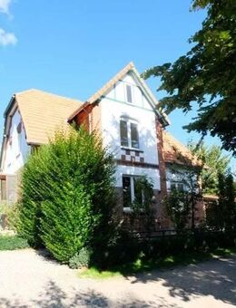 Zweifamilienhaus in ruhiger Lage mit eigenem Garten und Doppelcarport - Damlos