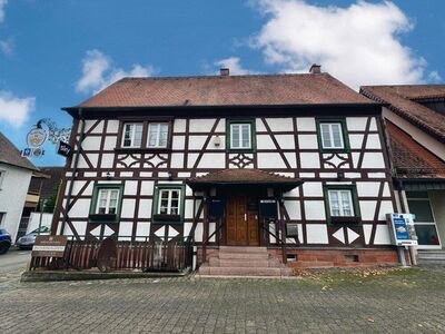 Charmantes Fachwerkhaus mit Bar und Wohnung im Herzen von Steinfeld