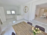 Modern, hell, besonders: Einfamilienhaus mit stilvollem Anbau und moderner Ausstattung - Nersingen