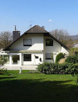 Ruhige Lage mit Blick auf Rhein und Bonn, großes Grundstück, schönes Haus mit Einliegerwohnung - Rheinbreitbach