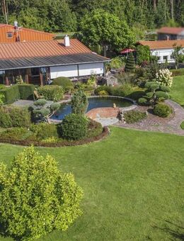 Direkt am See: Gepflegtes 4-Zi.-Zuhause mit einzigartigem Grundstück, Bootssteg und Einliegerwhg. - Krakow (See)