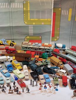 Siku Plastik Modelle, Sammlung alte V-Serie, ca. 130 Modelle, Figuren, Zubehör, 2 Strassenpläne, sehr gute Zustände - Bovenden