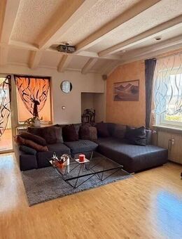 Großzügige 4-Zimmer-DG-Wohnung mit Einbauküche, Wintergarten und KFZ-Stellplatz! - Strullendorf