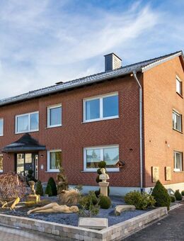 SEHR GEPFLEGTES EIN- BIS ZWEIFAMILIENHAUS, KACHELOFEN, VOLLKELLER, SAUNA, DOPPELGARAGE - Bad Wünnenberg