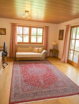 Gepflegtes Zweifamilienhaus plus Einliegerwohnung mit Garage und Stellplätzen im Grünen - Tiefenbach (Landkreis Landshut)