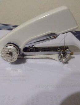 Kleine Hand-Nähmaschiene - Bruchköbel