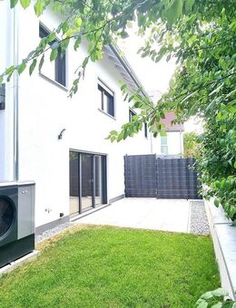 Schlüsselfertig: Doppelhaushälfte mit Carport für Zwei Fahrzeuge in Herzogenaurach – Zentrum - Herzogenaurach