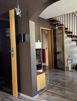 Einmalige Chance: Sanierte Maisonettewohnung mit Einliegerwohnung, Minigarten + Traumblick! - Bodenwerder (Münchhausenstadt)