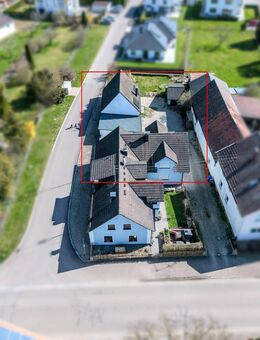 Außergewöhnliche Immobilie – Maisonette Wohnung mit drei Garagen und Hebebühne in Holzheim Weisingen - Holzheim (Landkreis Dillingen (Donau))