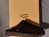 Original UGG Classic Slip-On / Pantoffeln / Hausschuhe, Farbe: Blackt, Gr. 43 - Frankfurt (Main) Nordend-Ost