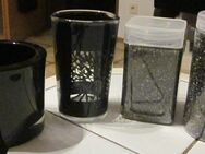 2 Kerzenhalter, schwarz + 2x Dekosand, schwarz/goldfarben, neu + Blumenvase, schwarz in Hutform, Deko-Hand (für Schmuck etc.) - München