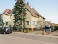 Geräumiges Zweifamilienhaus mit großem Grundstück und vielseitigen Annehmlichkeiten - Graben-Neudorf