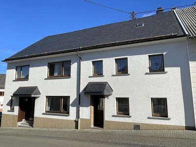 Im Ortskern gelegenes Wohnhaus mit Anbau und Garage