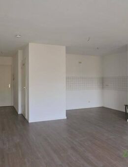 (12536_19) MGN: kleine, bezugsfertig neu renovierte 2-Raum-Dachgeschoss-Wohnung in der Heimstraße, Vinylböden - Meiningen