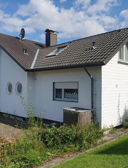 Wohnhaus mit Einliegerwohnung u. Garagegebäude mit Carport in ruhiger Lage von Detmold-OT Heiligenkirchen-Schling - Detmold