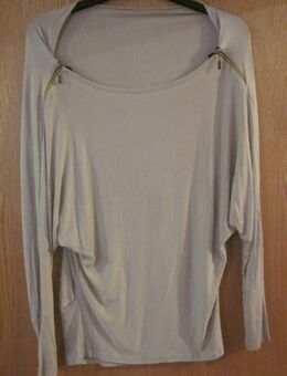 Gr. XS/S: Shirt, creme + Shirt, schwarz + Jacke, weiß + Long-Pullover, schwarz + Shirt, creme mit Strasssteinen - München