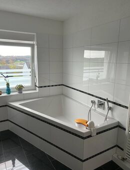 Großzügige 4-Zimmer-Wohnung mit Doppelgarage und zwei Balkonen - Radevormwald (Stadt auf der Höhe)