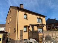 1-2 Familienwohnhaus mit 2 Garagen in schöner, ruhiger Wohnlage von Holzminden - Holzminden