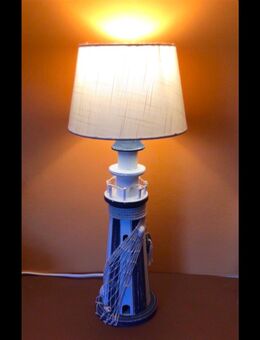 NEU“ Leuchtturm-Tischlampe aus Holz, leicht rustikaler Stil. - Laboe
