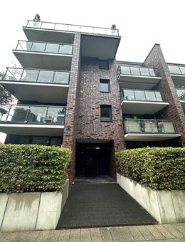 Stadtwerder: Komfortable u. moderne 3 Zi. Wohnung m. Balkon, Parkett, 2 TG Stellpl., teilmöbliert - Bremen