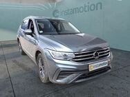 VW Tiguan, 2.0 TDI Allspace 150 Life Spiegel, Jahr 2022 - München