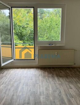Gemütliche 2-Zimmer-Wohnung mit Balkon, Einbauküche & Badewanne - Schwerin