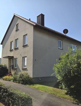 Stadtnahes Wohnen am begehrten Goldberg - gepflegtes 2-Fam-Haus (ca. Wfl. 250 m²), 3 Wohnungen, 3 Garagen, sonniger Garten! - Haßfurt