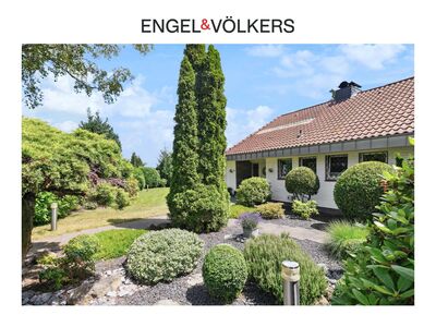 Engel & Völkers: Exklusiver Bungalow auf weitläufigem Parkgrundstück!